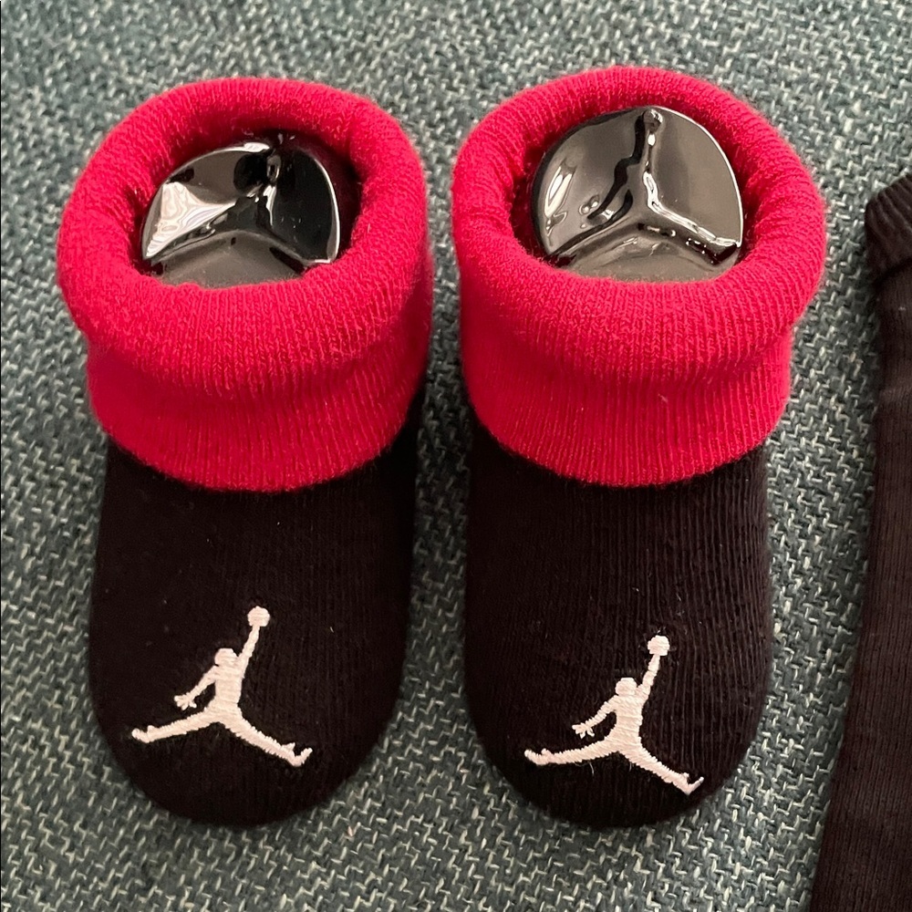 Jordan 3-Piece Set - Black, Red, and White 6-12months - Picture 4 of 7